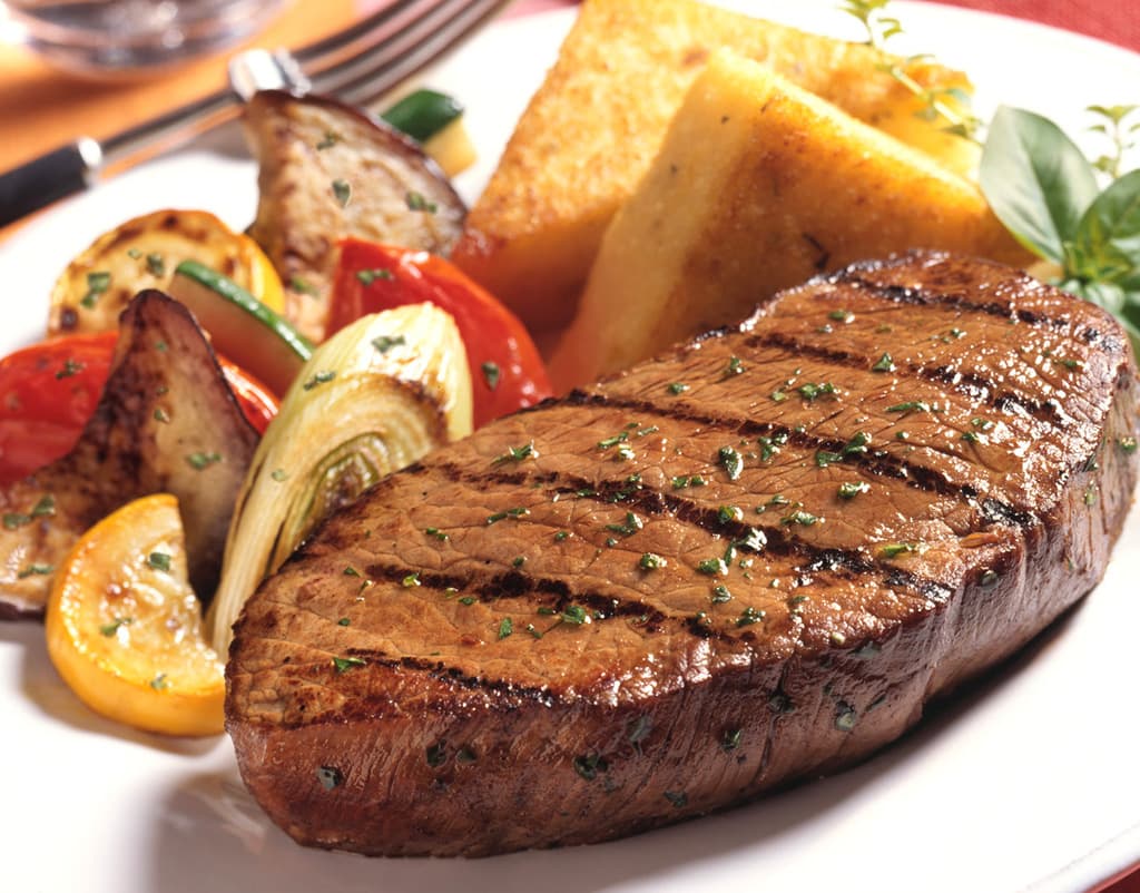 8. При помощи специального клея из мясных обрезков можно сделать один большой и аппетитный стейк food08 Как пищевая промышленность подделывает продукты