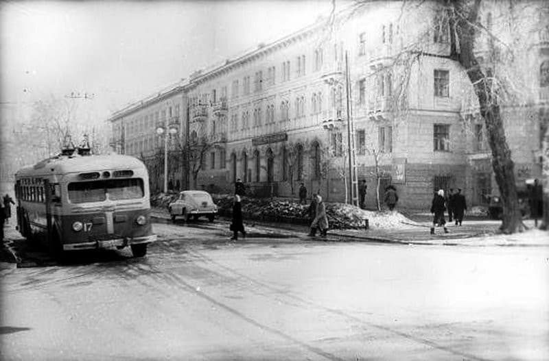 1955. Корецкая, вновь выстроенный жилой дом железнодорожников на углу Калинина и Фурманова 1955. Корецкая, вновь выстроенный жилой дом железнодорожников на углу Калинина и Фурманова алма-ата, алматы, ссср