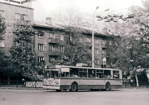 1990. Коммунистический - Гоголя, магазин Радуга 1990. Коммунистический - Гоголя, магазин Радуга алма-ата, алматы, ссср