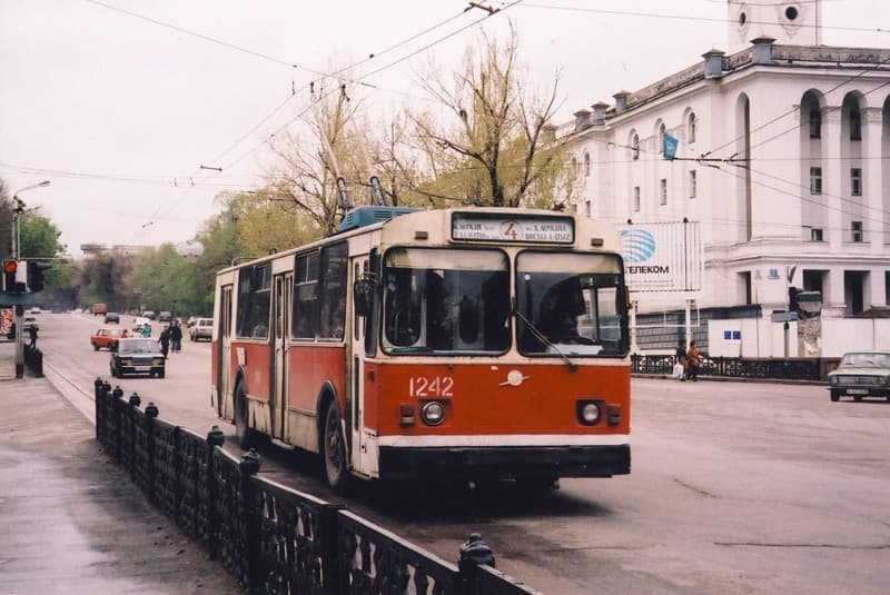1990. Троллейбус ЗиУ-682В-012 № 1242 на проспекте Ленина. Маршрут № 4. Ныне не существует 1990. Троллейбус ЗиУ-682В-012 № 1242 на проспекте Ленина. Маршрут № 4. Ныне не существует алма-ата, алматы, ссср