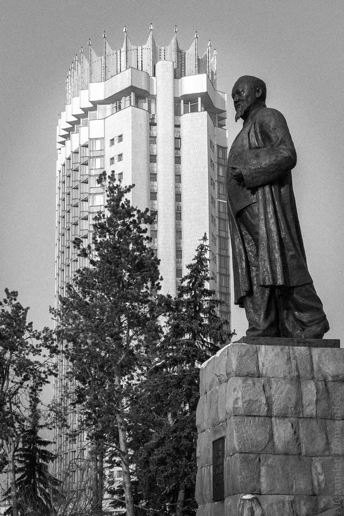 Памятник Абаю Кунанбаеву и гостиница Казахстан