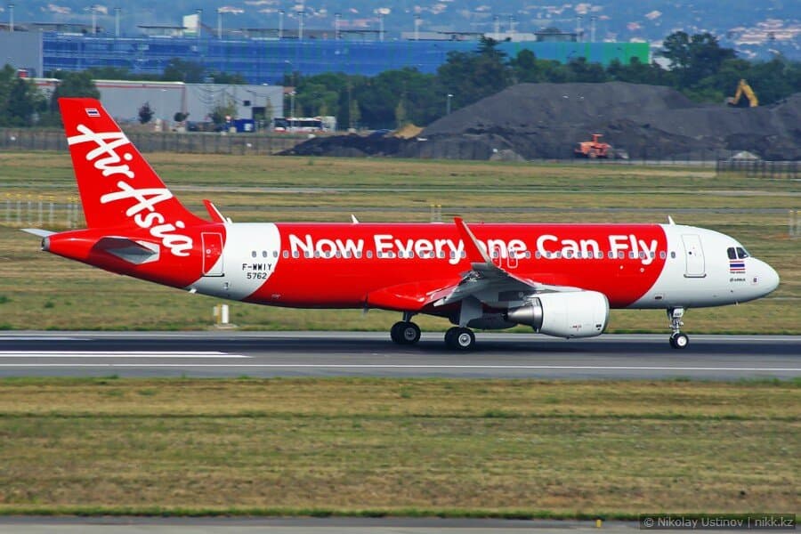 A320 Air Asia landing in Toulouse
