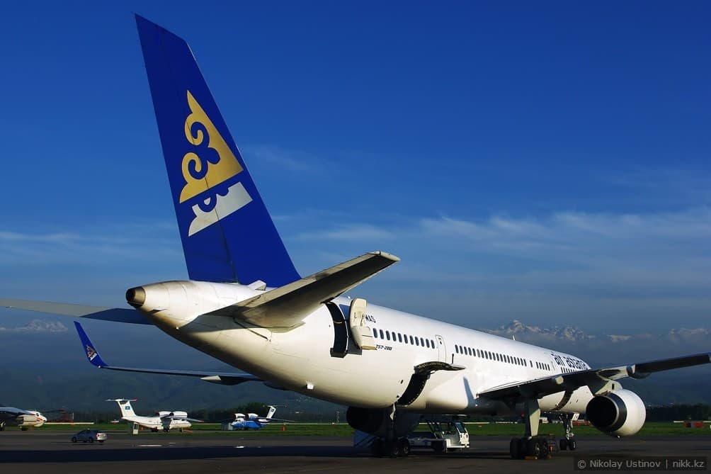 Boeing 757 Air Astana на стоянке в аэропорту Алматы