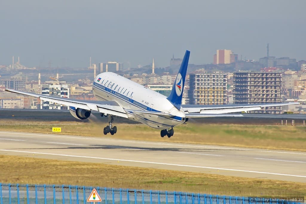 Взлет Boeing 767 Azerbaidjan airways в Стамбуле