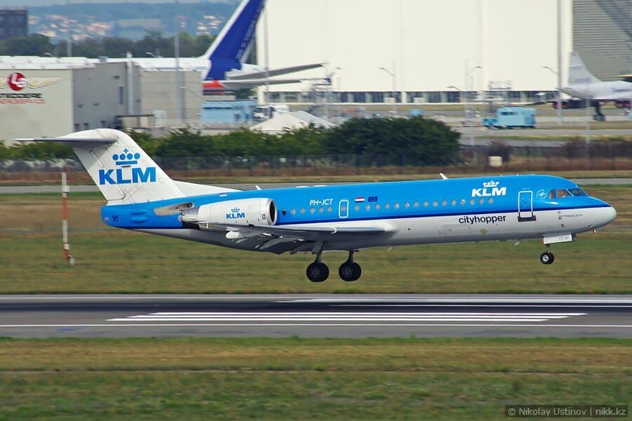 KLM Fokker 70 landing at Toulouse