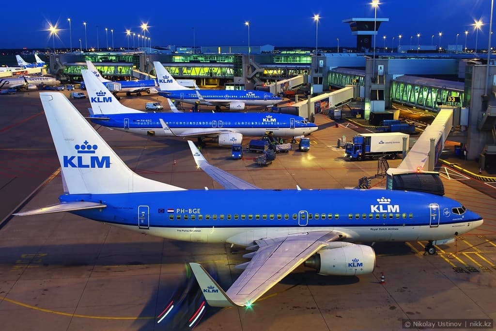 KLM Boeing 737 ночью Амстердам Схипхол