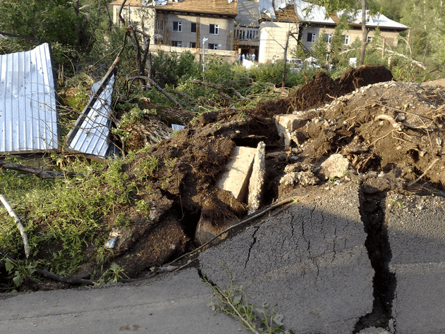 Фотография Рустама Ниязова: последствия урагана на ул. Горной, Алматы, 27.06.11 Фотография Рустама Ниязова: последствия урагана на ул. Горной, Алматы, 27.06.11