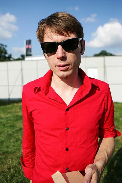 http://version2.andrewkendall.com/images/photographs/bandshoots/alexkapranos_v2005/main/alexkapranos_v2005_1.jpg