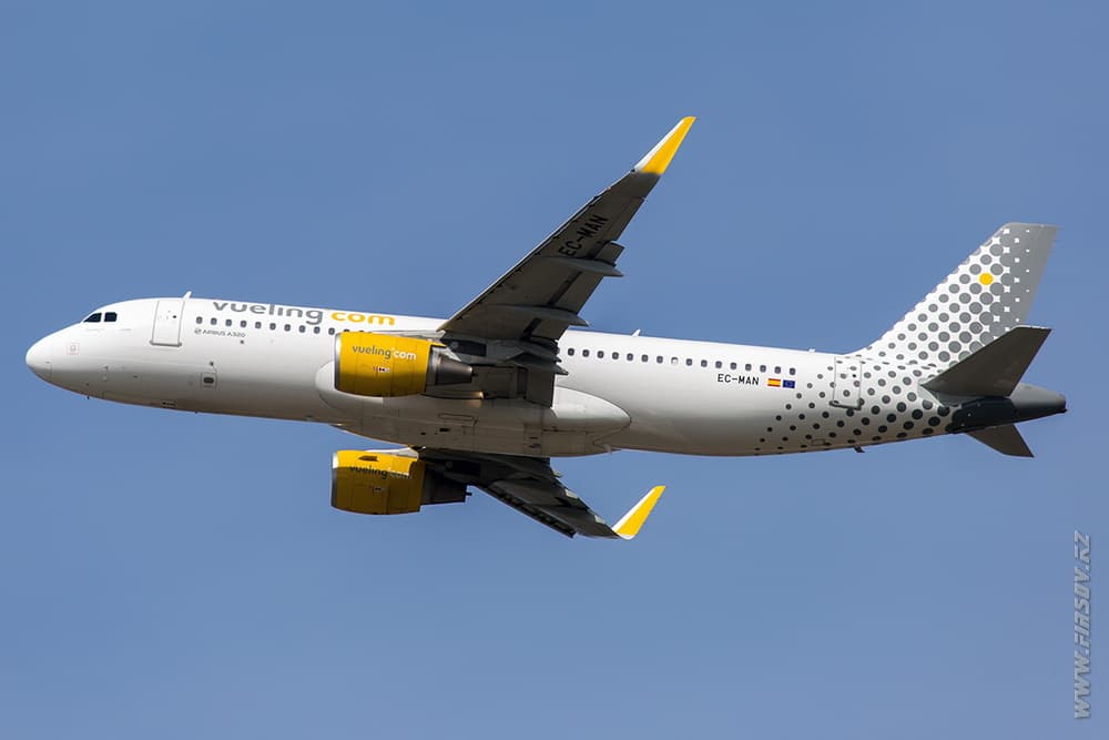 A-320_EC-MAN_Vueling_2_LUX_for_ .JPG A-320_EC-MAN_Vueling_2_LUX_for_ .JPG