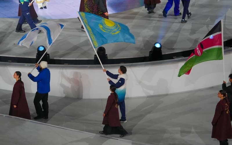 Михаил Шайдоров несёт флаг Казахстана на церемонии закрытия зимних Олимпийских игр 2026 года. Михаил Шайдоров несёт флаг Казахстана на церемонии закрытия зимних Олимпийских игр 2026 года.