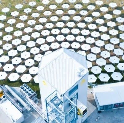 QAZAQ GREEN. 20 июня Synhelion открыла первый в мире промышленный завод по производству синтетических топлив с использованием солнечной энергии в Юлихе, Германия.