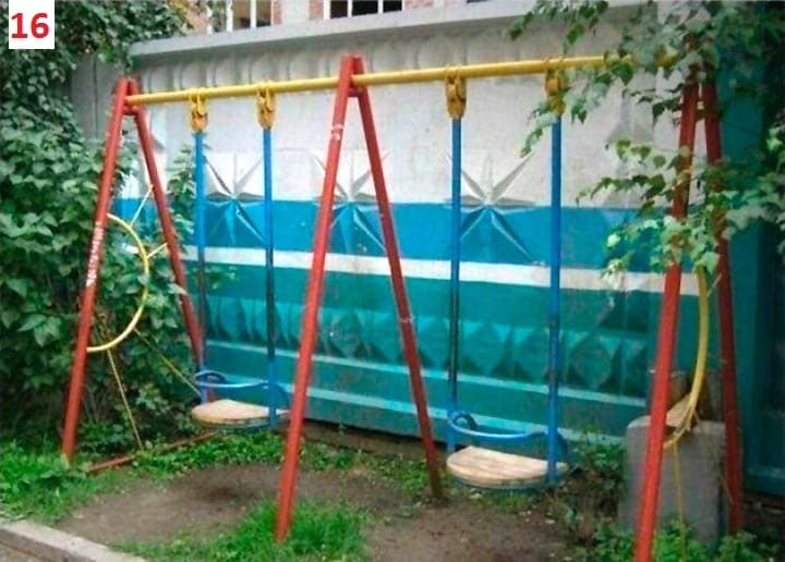 качели возле забора качели возле забора