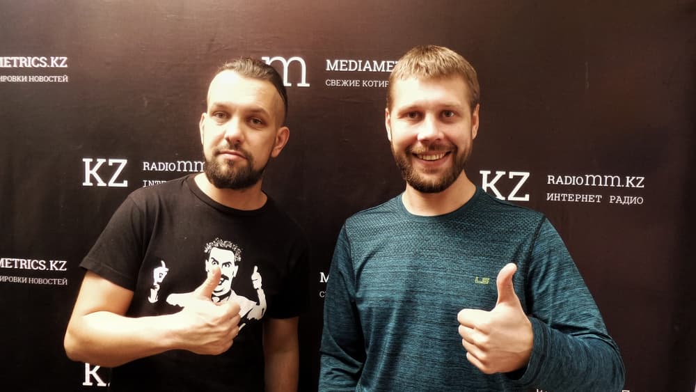 телеведущие Андрей Гундарев (Алмазов) и Андрей Сложин в эфире передачи "Прогулки по жизни" телеведущие Андрей Гундарев (Алмазов) и Андрей Сложин в эфире передачи "Прогулки по жизни"