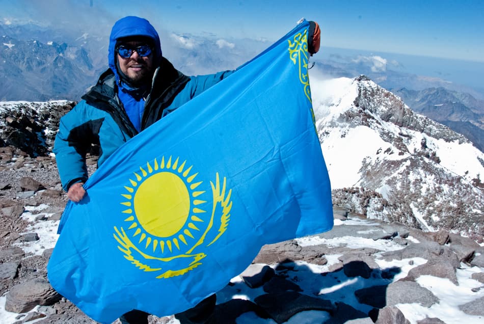 горный гид Андрей Гундарев (Алмазов) на вершине Аконкагуа горный гид Андрей Гундарев (Алмазов) на вершине Аконкагуа