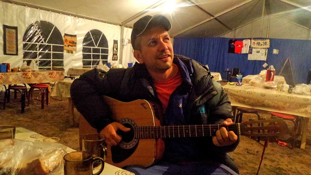 горный гид Андрей Гундарев (Алмазов) на пике Ленина играет на гитаре Анатолия Букреева горный гид Андрей Гундарев (Алмазов) на пике Ленина играет на гитаре Анатолия Букреева