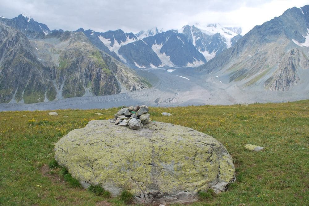 Камень Рериха с видом на Белуху Камень Рериха с видом на Белуху