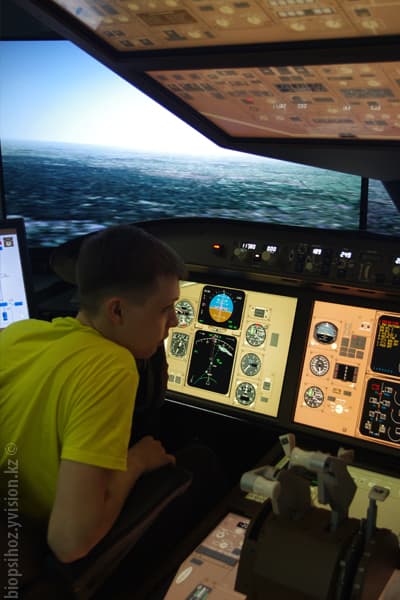 Я полет на авиасимуляторе aerosim тренажер полетов Air Astana штурвал гашетка как летать на самолете Boeng 757 Боинг 757 самолеты авиация братья Райт посадка взлет автопилот Казахстан Алматы небо винт пропеллер альтиметр