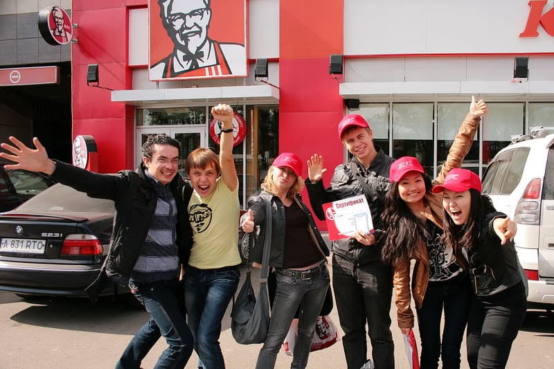 Большой компанией ресторан быстрого питания - kfc fast food бургер курица фаст фуд КФС КФЦ чикен