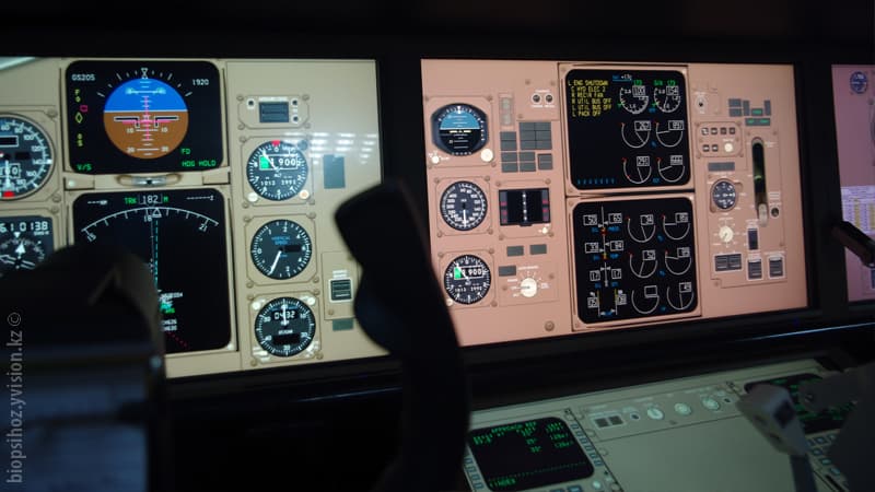 Авиасимулятор полет на авиасимуляторе aerosim тренажер полетов Air Astana штурвал гашетка как летать на самолете Boeng 757 Боинг 757 самолеты авиация братья Райт посадка взлет автопилот Казахстан Алматы небо винт пропеллер альтиметр