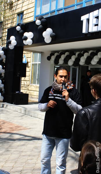 Ведущий на открытии Tele2 в Уральске tele2 Uralsk теле 2 теле2 обмен сертификатов Казахстанские сотовые операторы мобильная связь 11 тенге в минуту тарифы Билайн Уральск Урал Яик Орал Площадь уральска концерт в уральске skillz эминенсия классика кубинская группа кубинцы уральский клуб Рай уральский клуб black & white