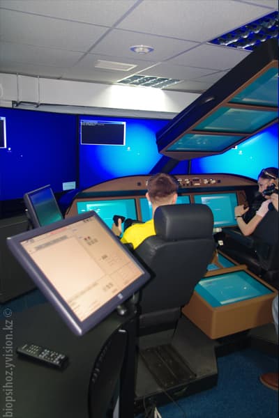 Еррор полет на авиасимуляторе aerosim тренажер полетов Air Astana штурвал гашетка как летать на самолете Boeng 757 Боинг 757 самолеты авиация братья Райт посадка взлет автопилот Казахстан Алматы небо винт пропеллер альтиметр