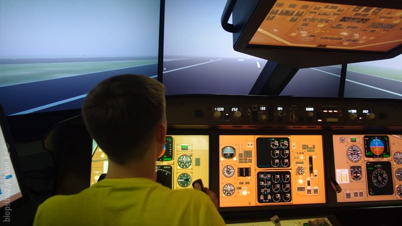 Туман расеивается полет на авиасимуляторе aerosim тренажер полетов Air Astana штурвал гашетка как летать на самолете Boeng 757 Боинг 757 самолеты авиация братья Райт посадка взлет автопилот Казахстан Алматы небо винт пропеллер альтиметр