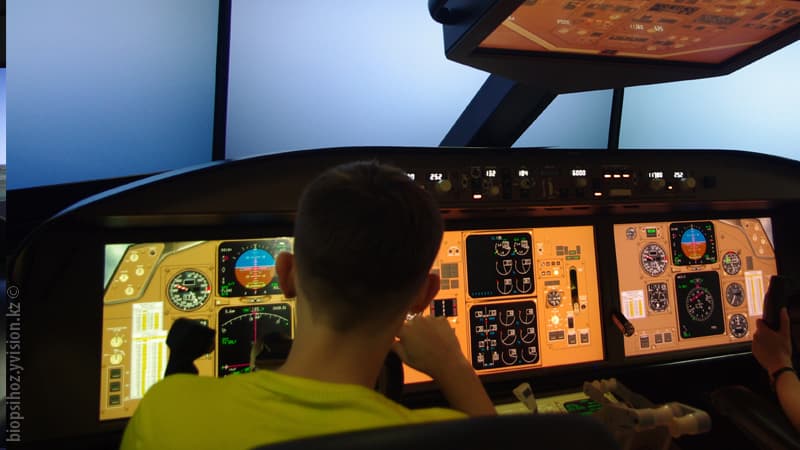 Видимость полет на авиасимуляторе aerosim тренажер полетов Air Astana штурвал гашетка как летать на самолете Boeng 757 Боинг 757 самолеты авиация братья Райт посадка взлет автопилот Казахстан Алматы небо винт пропеллер альтиметр