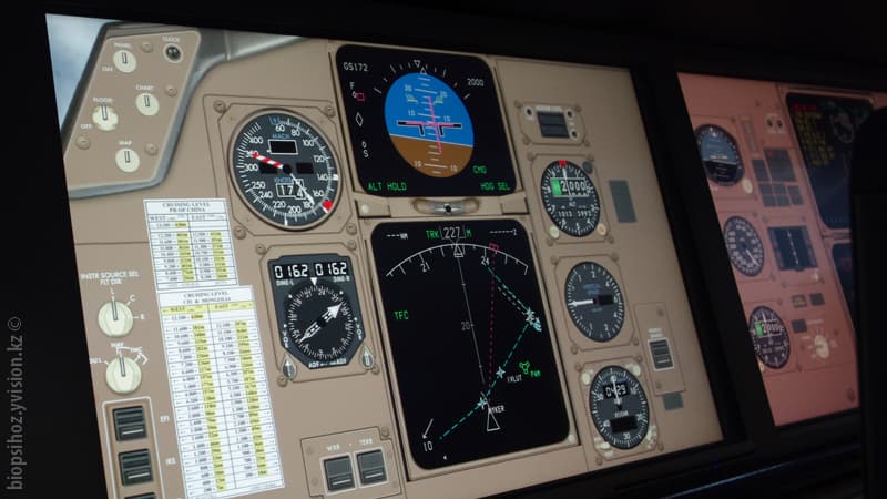 Управление полет на авиасимуляторе aerosim тренажер полетов Air Astana штурвал гашетка как летать на самолете Boeng 757 Боинг 757 самолеты авиация братья Райт посадка взлет автопилот Казахстан Алматы небо винт пропеллер альтиметр