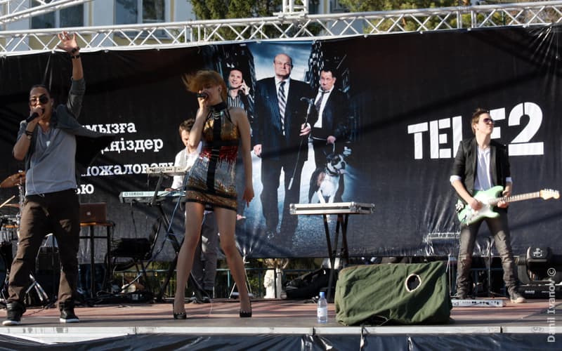 Группа Skillz на площади в Уральске tele2 Uralsk теле 2 теле2 обмен сертификатов Казахстанские сотовые операторы мобильная связь 11 тенге в минуту тарифы Билайн Уральск Урал Яик Орал Площадь уральска концерт в уральске skillz эминенсия классика кубинская группа кубинцы уральский клуб Рай уральский клуб black & white
