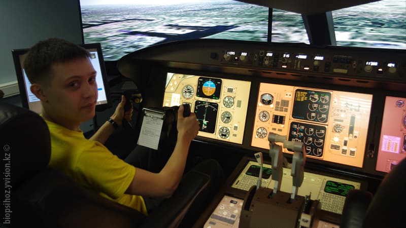 Авиасимулятор полет на авиасимуляторе aerosim тренажер полетов Air Astana штурвал гашетка как летать на самолете Boeng 757 Боинг 757 самолеты авиация братья Райт посадка взлет автопилот Казахстан Алматы небо винт пропеллер альтиметр