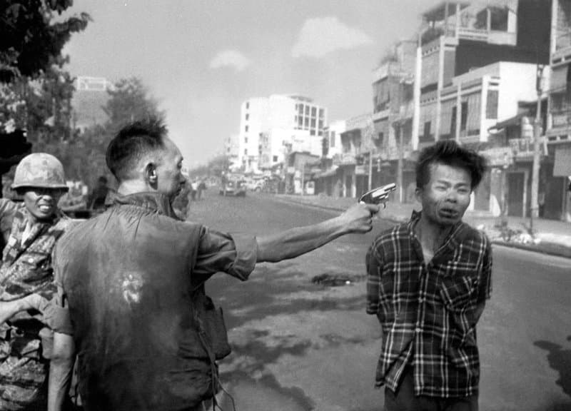 Эдди Адамс /1933-2004/: Нгуен Нгок Лоан расстреливает Нгуен Ван Лема, 1968