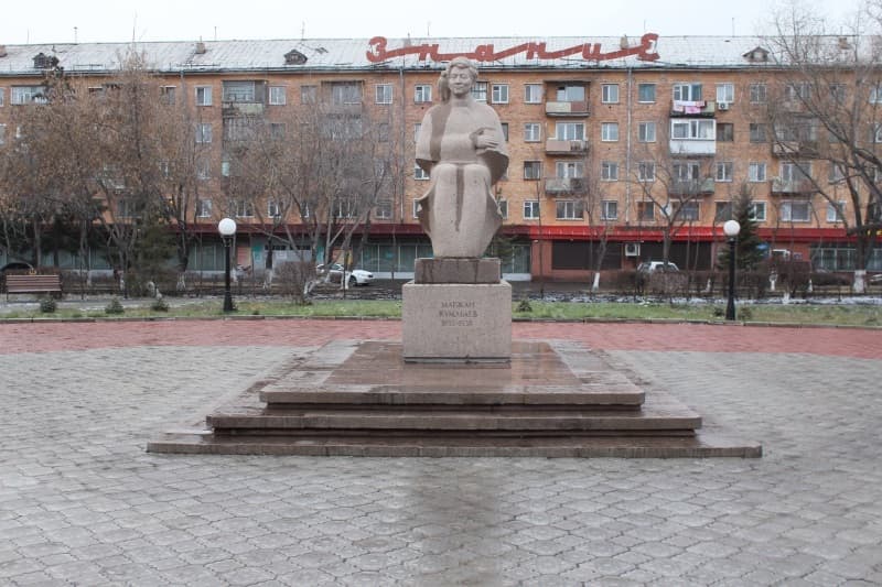 Памятник М. Жумабаеву