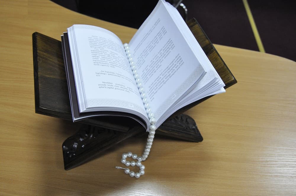 Первая книга Нурсултана Назарбаева на латиннице "Времена и думы"