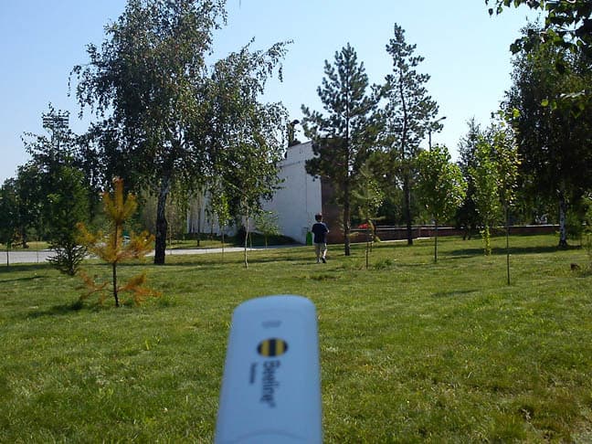Видна стена из-за которой виднеется рука солдата.