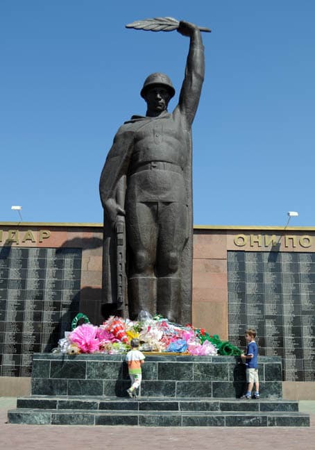 Пытаются понять почему так много цветов у памятника.