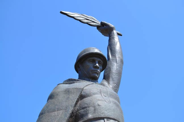 Сын взял фотоаппарат и пошел фотографировать памятник.