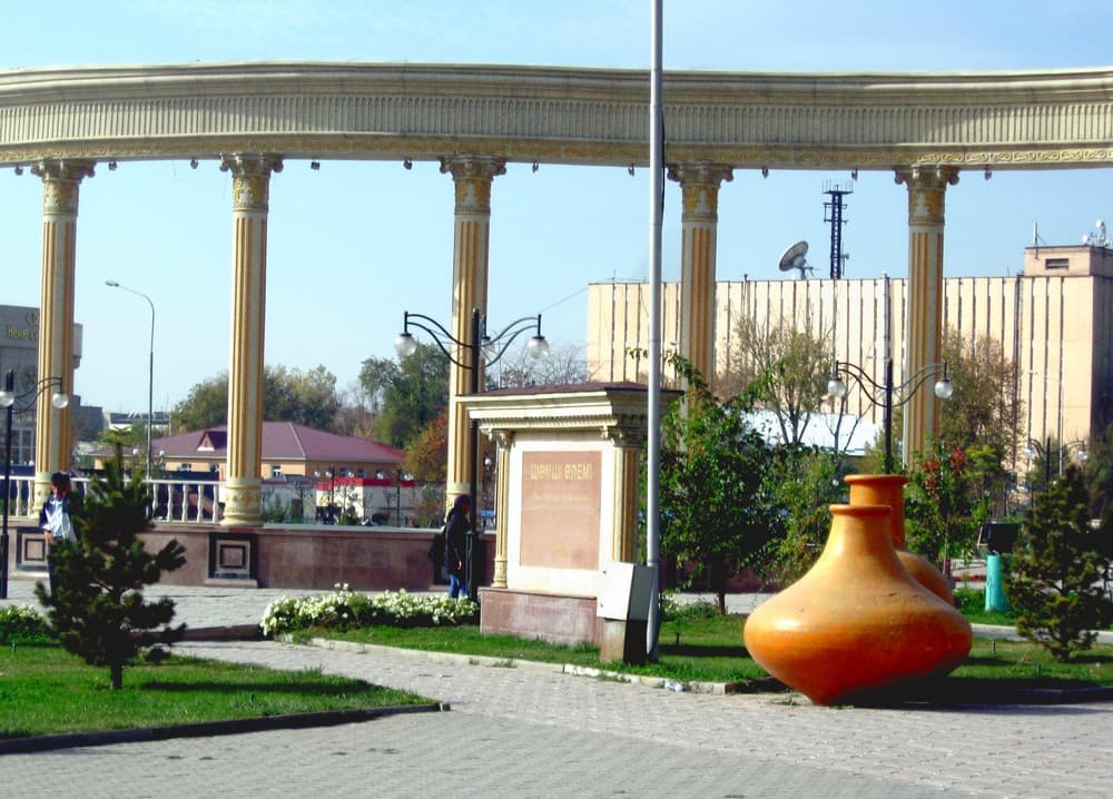 Сквер в районе озера