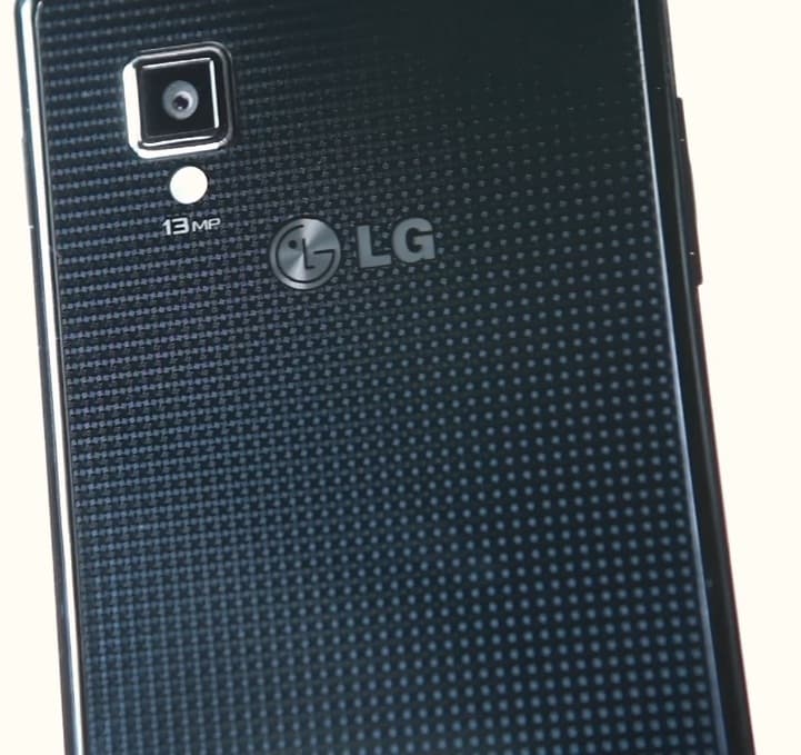 Уникальный дизайн нового смартфона LG Optimus G Задняя часть корпуса LG Optimus G выполнена по инновационной технологии Crystal Reflection.