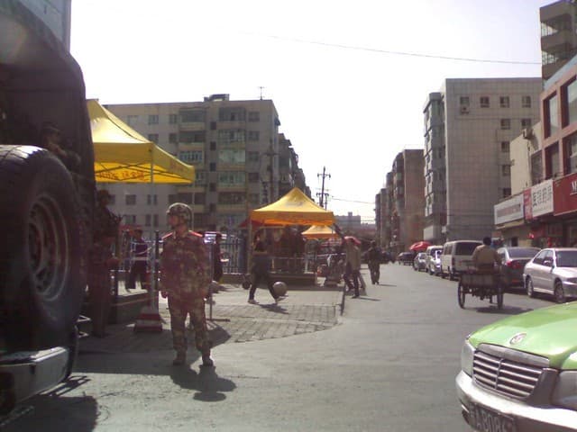 Фото Рустама Ниязова: военые в Урумчи, сентябрь 2009 Фото Рустама Ниязова: военые в Урумчи, сентябрь 2009