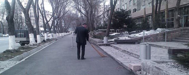Фото Рустама Ниязова: дворник, ул. Сатпаева, Алматы Фото Рустама Ниязова: дворник, ул. Сатпаева, Алматы