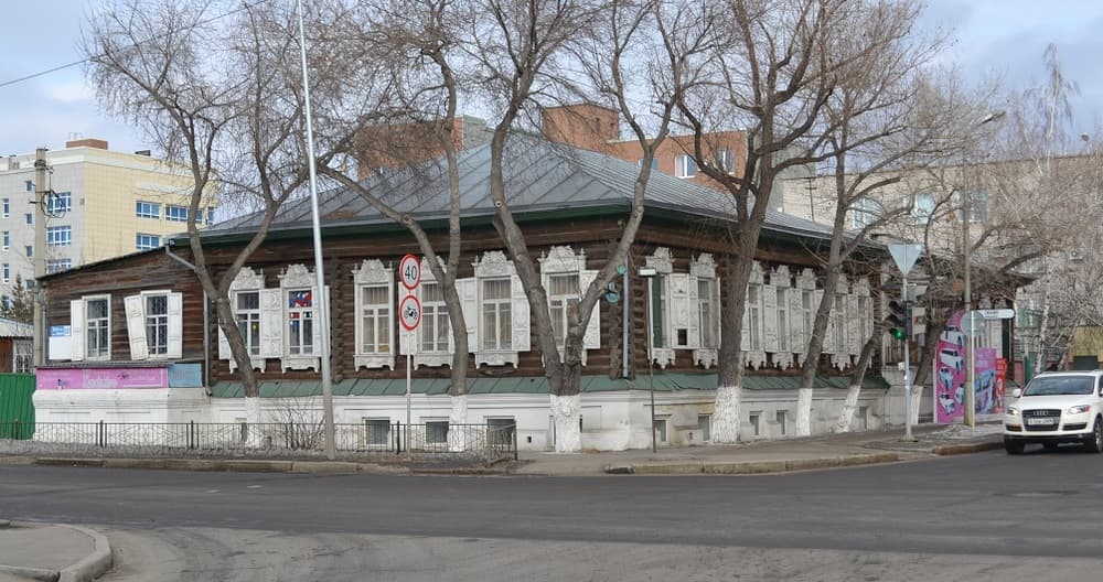 Здание бывшего роддома, где работал отец Абрама Миля. Перекрёсток Ленина-Естая Здание бывшего роддома, где работал отец Абрама Миля. Перекрёсток Ленина-Естая