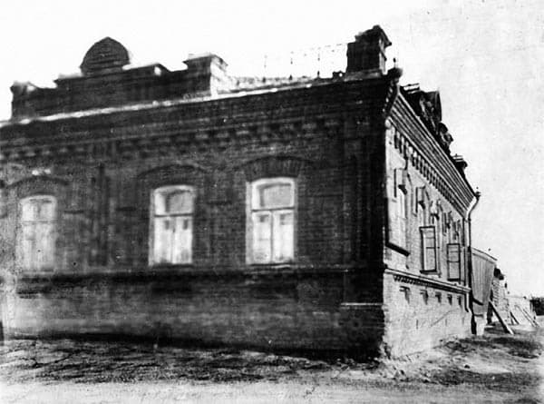 Дом на улице Луначарского 5, в котором жила семья Милей в Павлодаре в 30-е годы. Дом на улице Луначарского 5, в котором жила семья Милей в Павлодаре в 30-е годы.