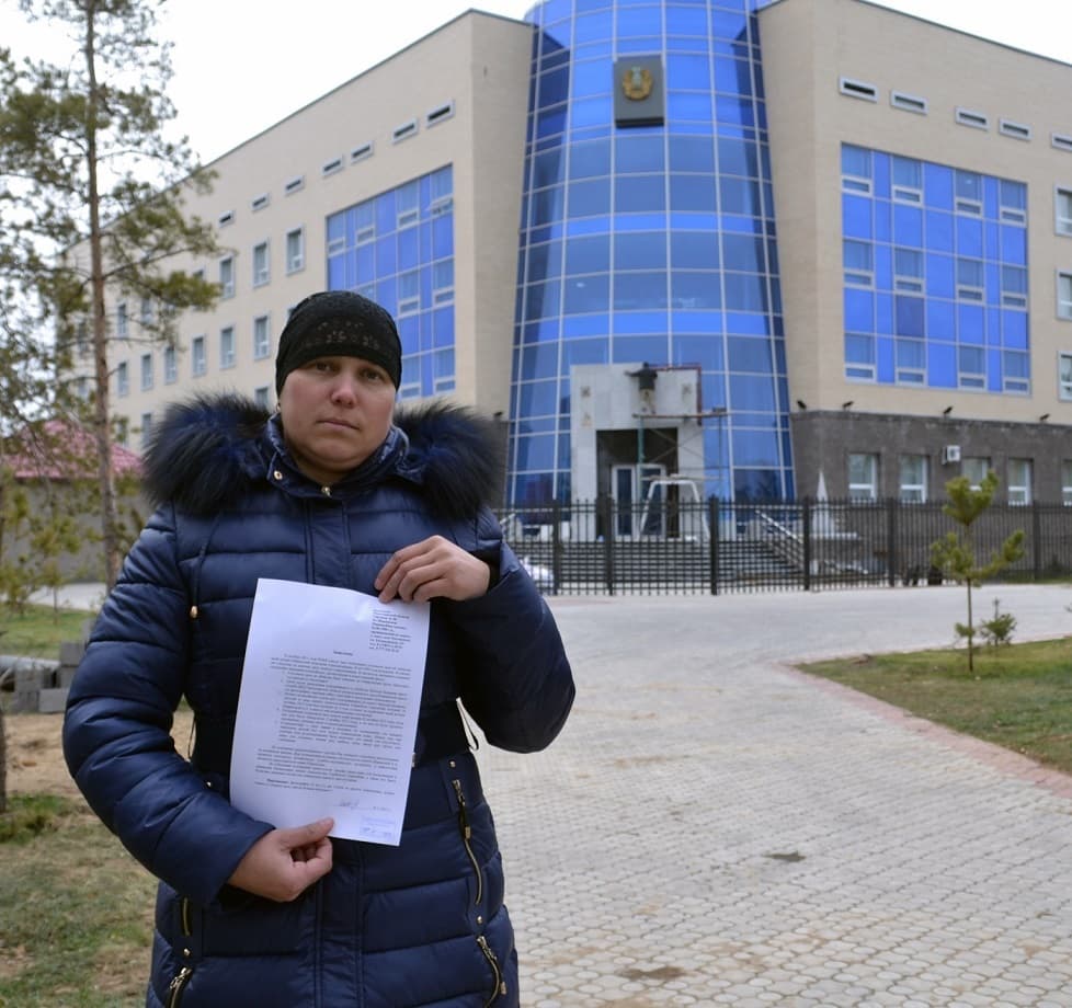 Мама погибшей школьницы Марина Шарипова подала заявление в облпрокуратуру с просьбой взять следствие по убийству её дочери под контроль.