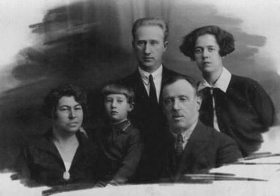 Семья Милей перед отъездом в Павлодар. Ленинград, 1928 г. Семья Милей перед отъездом в Павлодар. Ленинград, 1928 г.