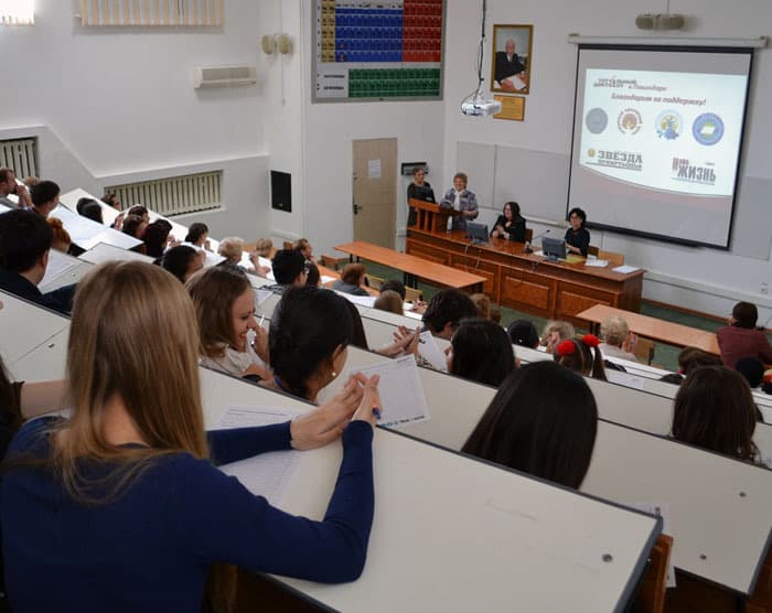 Участников «Тотального диктанта» в Павлодаре приветствует председатель Славянского культурного центра Татьяна Кузина.