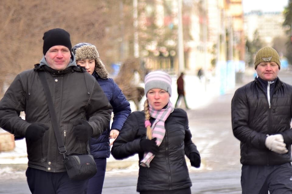 Бежать против холодного ветра - это пипец, как весело. Я - слева. Спасибо Алексею Кубраку за фото!