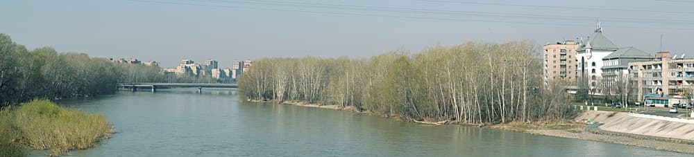Усть-Каменогорск. Река Ульба. Справа - гостиница «Shiny River», где проводился тренинг.