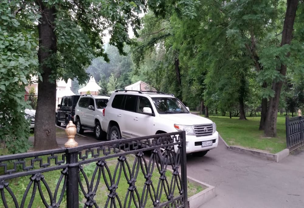 превращение парков в стоянки алматы, незаконная парковка в парках алматы, алматы парки застройка, уничтожение парков алматы,