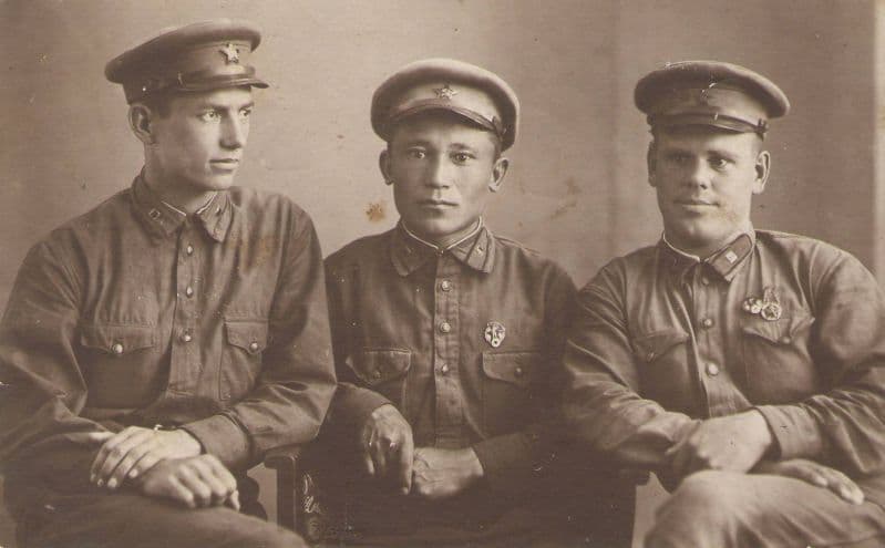 Выпускники ВВИ Шаповалов, Ордабаев, Петренко. Новосибирск 1936 г Выпускники ВВИ Шаповалов, Ордабаев, Петренко. Новосибирск 1936 г