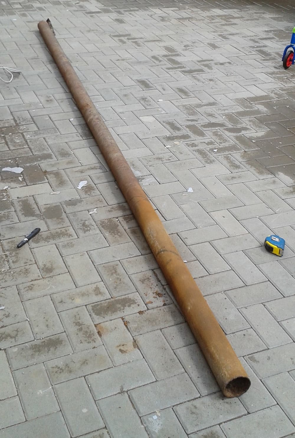 Ржавая труба для баскетбольного кольца